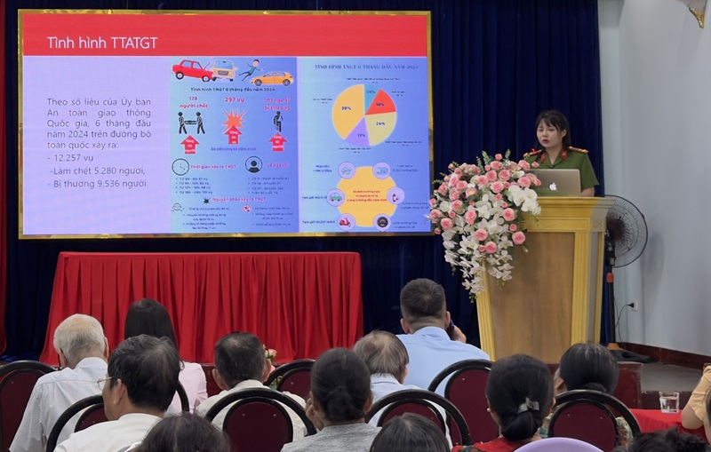 Công an quận Hồng Bàng phối hợp tuyên truyền công tác bảo đảm TTATGT và PCCC